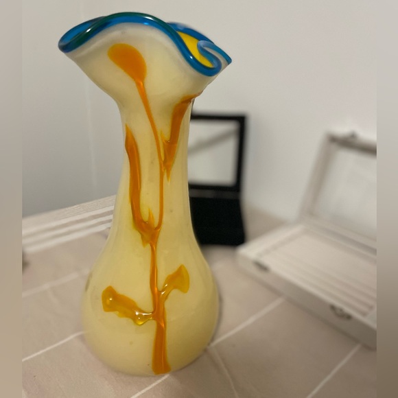 Vintage yellow with blue ruffle cased glass w/applied coloured - Picture 6 of 8